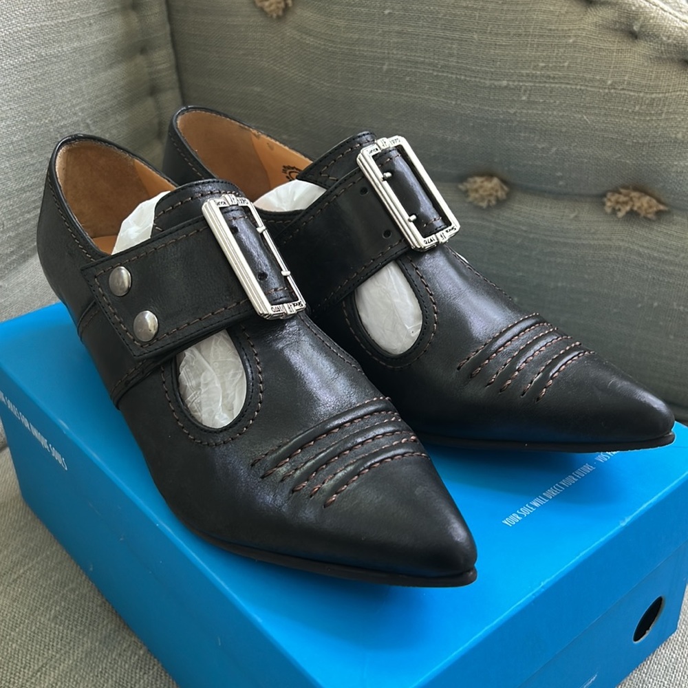 John Fluevog Pilgrim Truth Buckle Shoe in Zanzibar Black. Size 7